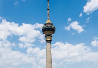 探秘世界著名电视塔：云端之上的城市地标